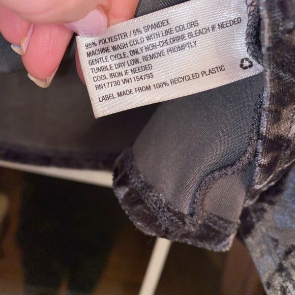 Knox Rose Short Sleeve
Velvet Top sz S - Picture 4 of 6